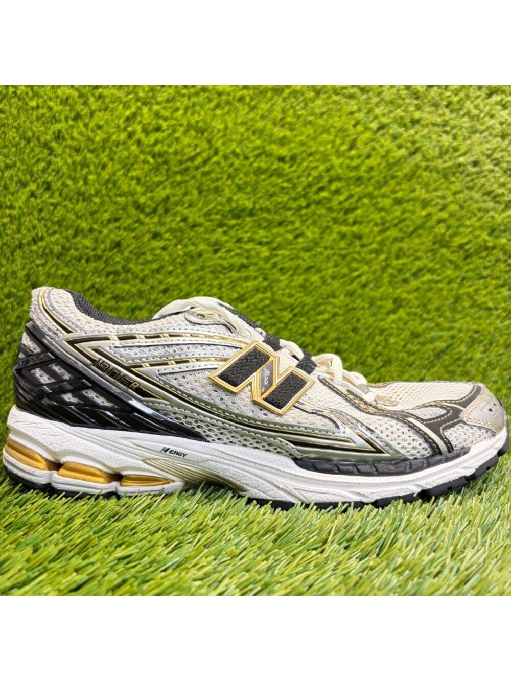 New Balance 1906R Mens Size 7 Womens Size 8.5 White Black Running Shoes Sneakers